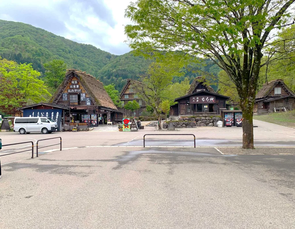 白川郷 せせらぎ公園駐車場・総合案内所 であいの館