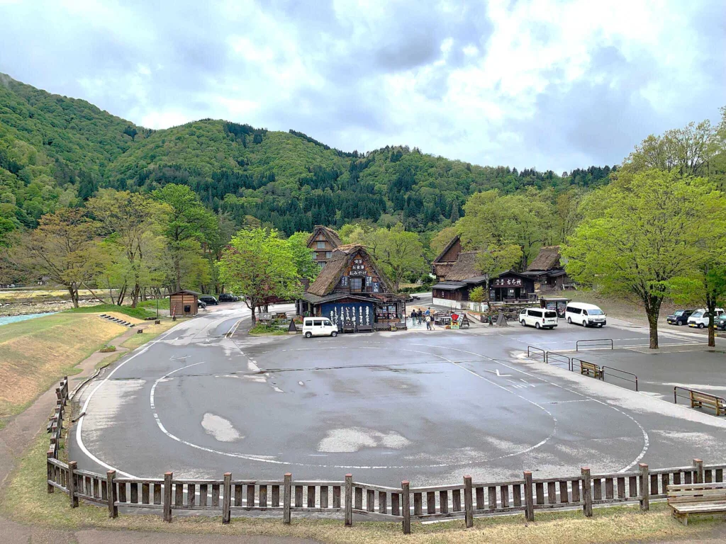 白川郷 せせらぎ公園駐車場・総合案内所 であいの館
