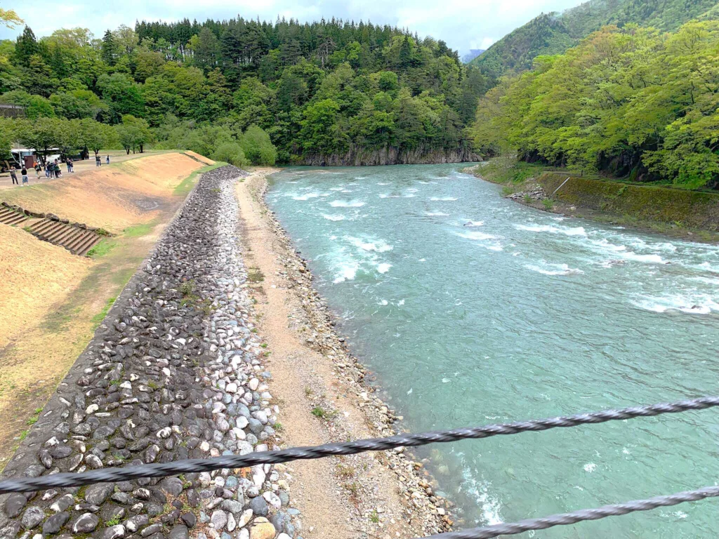 白川郷 であい橋からの庄川(下流側)