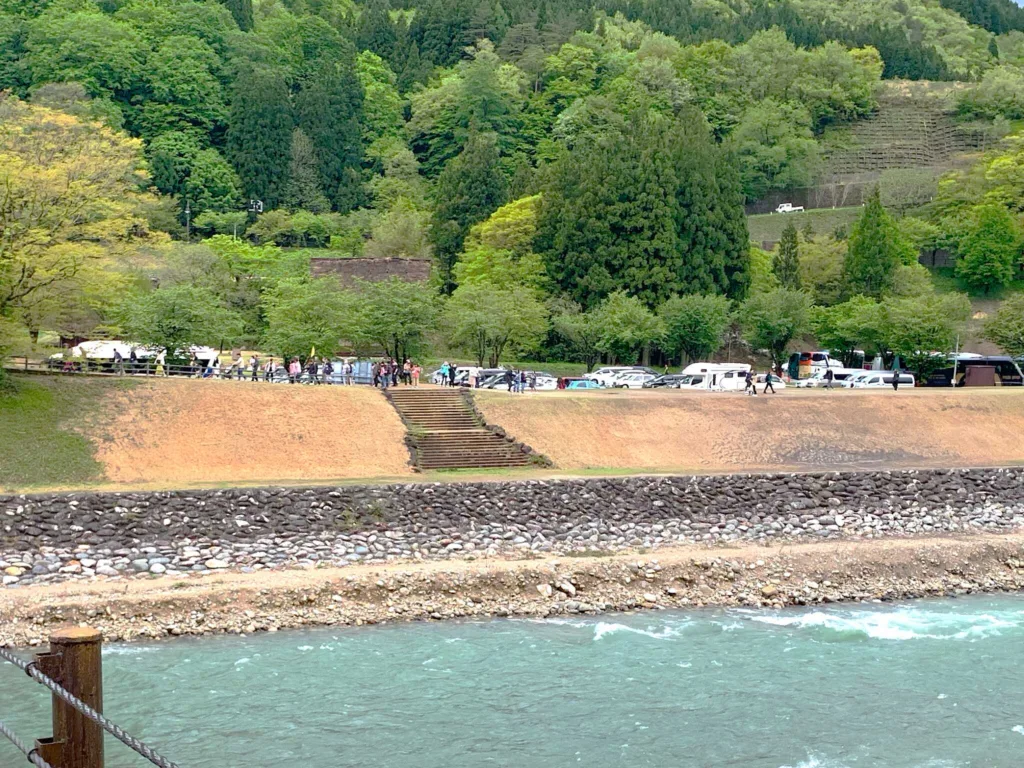 白川郷 であい橋から、せせらぎ公園駐車場・総合案内所 であいの館方面