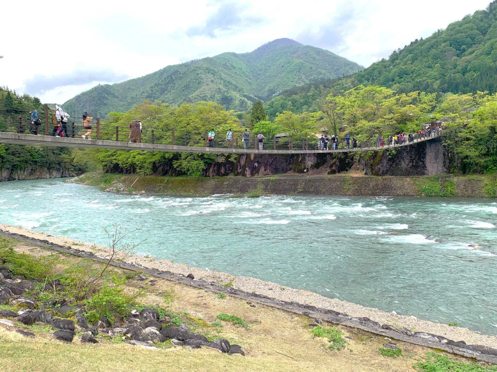白川郷 であい橋(駐車場を渡ってから)