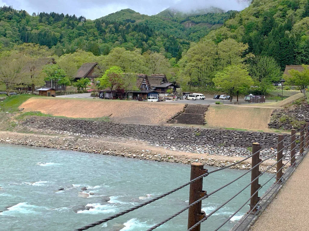 白川郷 であい橋から、せせらぎ公園駐車場・総合案内所 であいの館方面