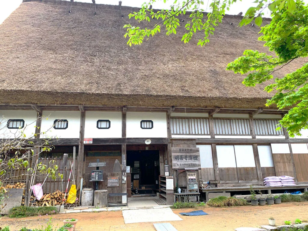白川郷　明善寺庫裡(平入りの建造物)