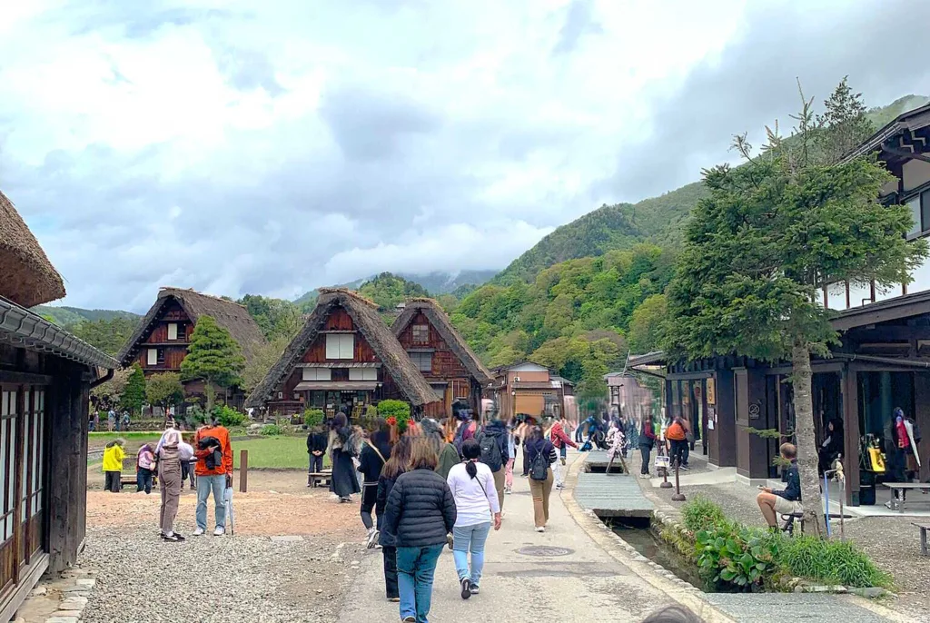 白川郷　多くの観光客