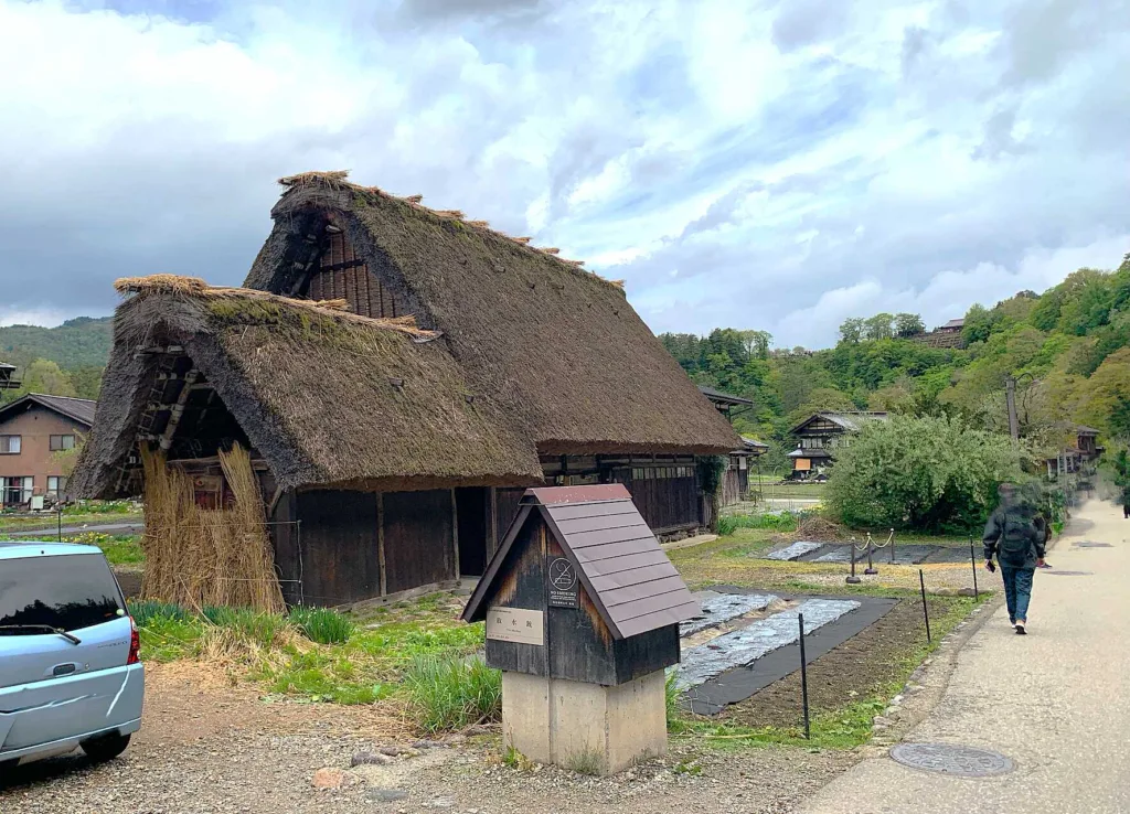 白川郷　消火栓と建造物