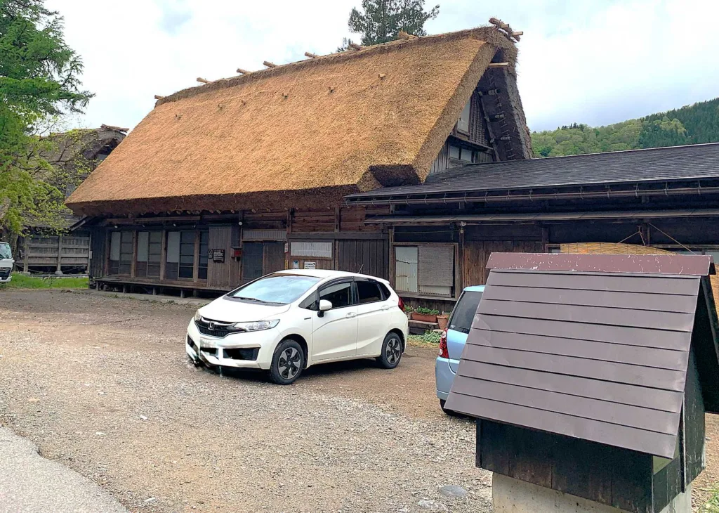 白川郷 新しいかやぶき屋根