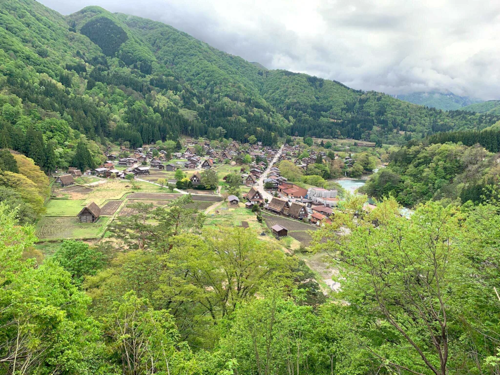 白川郷 展望台へ続く道々の景色