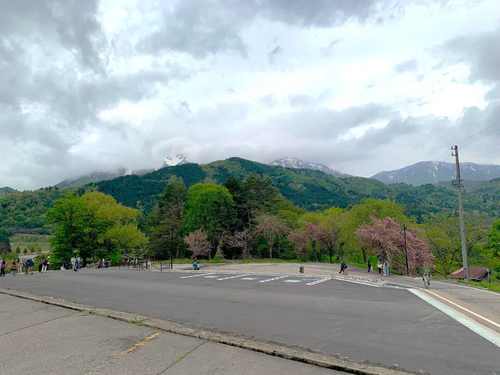 白川郷 荻町城跡展望台(奥が城郭跡)