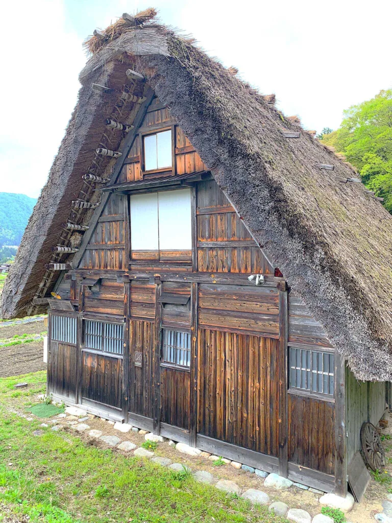 白川郷 荻町城跡を失礼し坂道を下り、最初の建造物脇のあぜ道へ