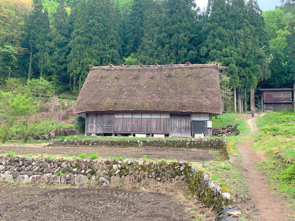 白川郷 荻町城跡を失礼し坂道を下り、最初の建造物脇のあぜ道へ