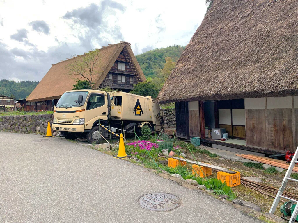 白川郷　かやぶき屋根の修繕前と後