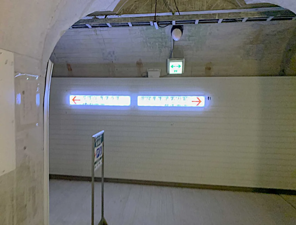 五箇山・菅沼集落 菅沼展望広場・駐車場からエレベータで下り、まず右手に進んで世界遺産エリアへ