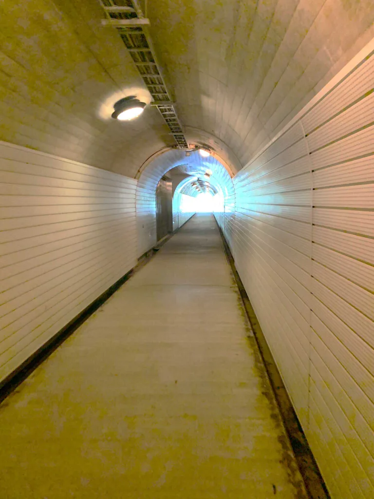 五箇山・菅沼集落 菅沼展望広場・駐車場からエレベータで下り、まず右手に進んで世界遺産エリアへ