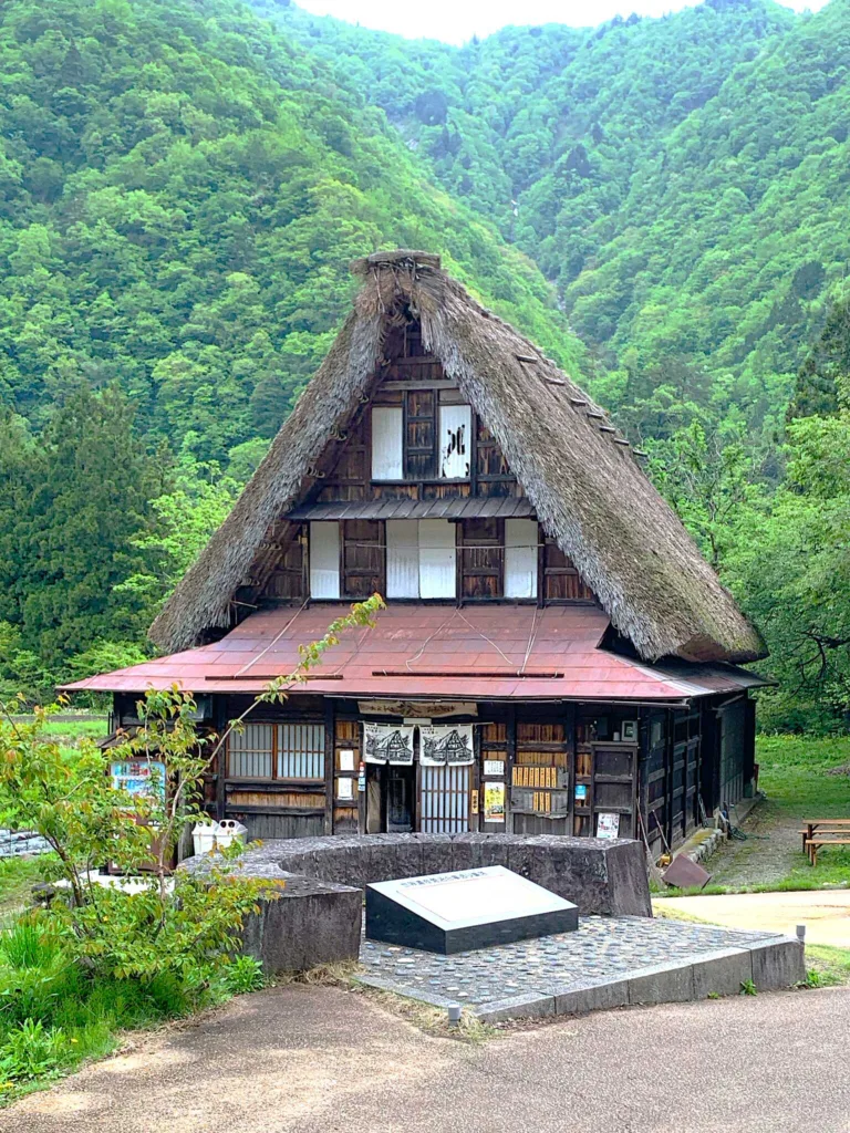 五箇山・菅沼集落(食事処・お土産 与八)