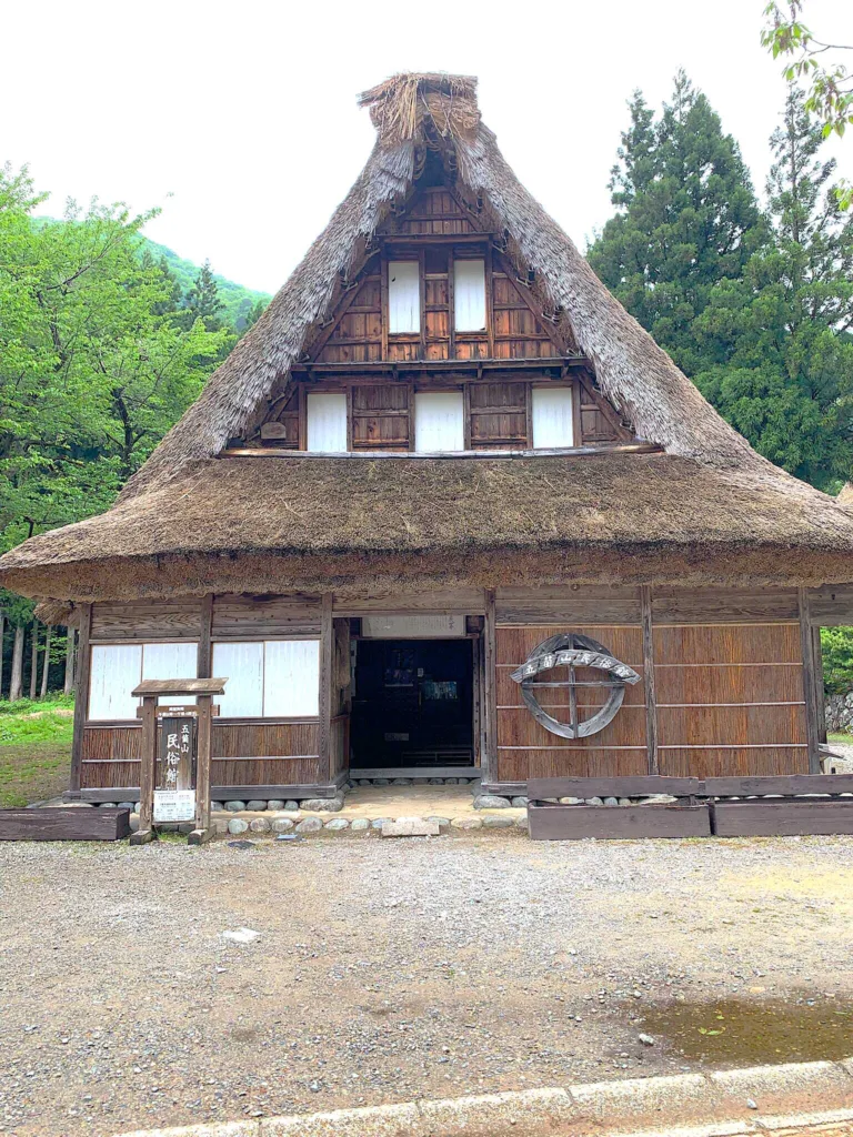 五箇山　菅沼集落・民俗館　(妻入りの建造物)