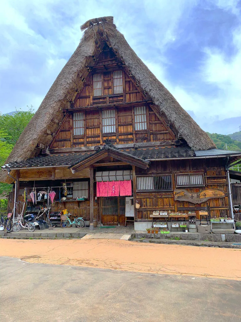 五箇山　菅沼集落・五箇山食べ処 吾郎平　(妻入りの建造物)