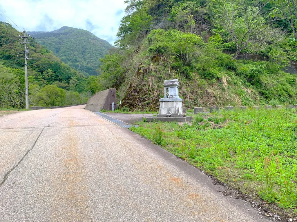 五箇山・菅沼集落 菅沼橋を渡って対岸へ行き、その先の祠の付近から脇道へ