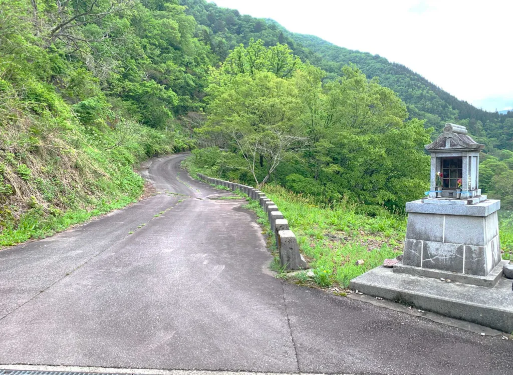 五箇山・菅沼集落 菅沼橋を渡って対岸へ行き、その先の祠の付近から脇道へ