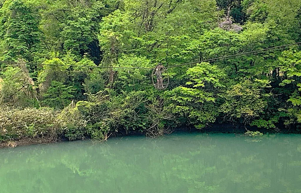 五箇山・菅沼集落 菅沼橋を渡った対岸にある「籠の渡し」復元?