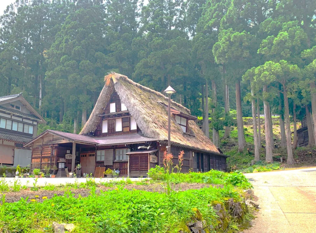 五箇山　相倉集落・合掌民宿 なかや　(妻入りの建造物)