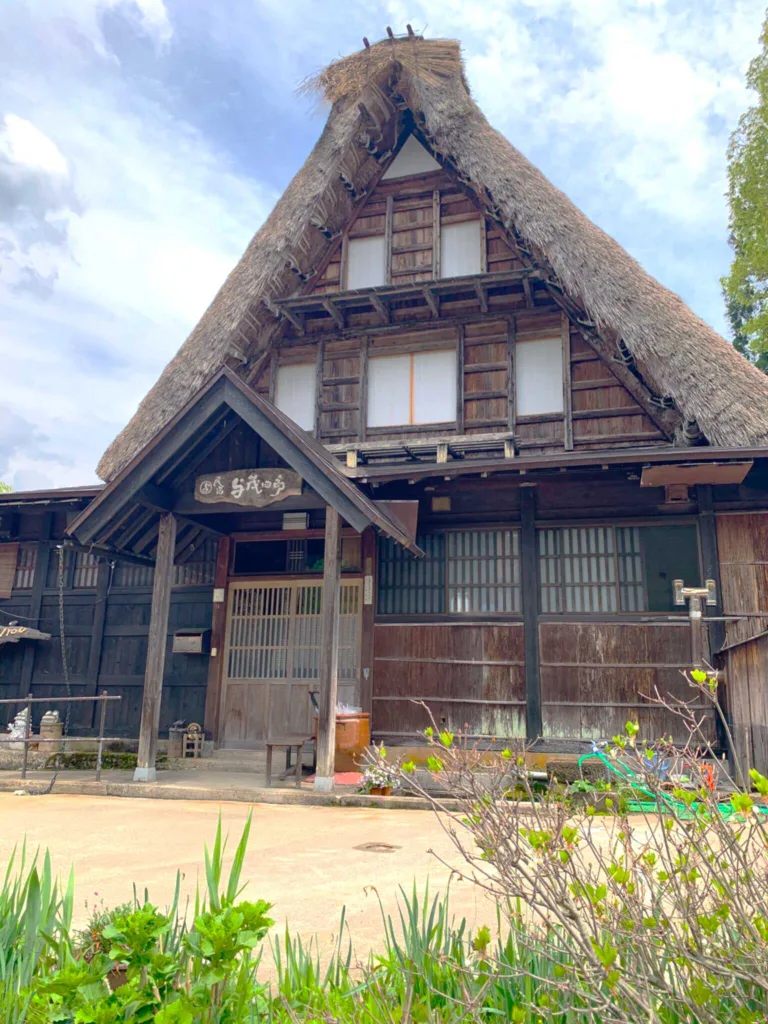 五箇山　相倉集落・民宿 与茂四郎　(妻入りの建造物)