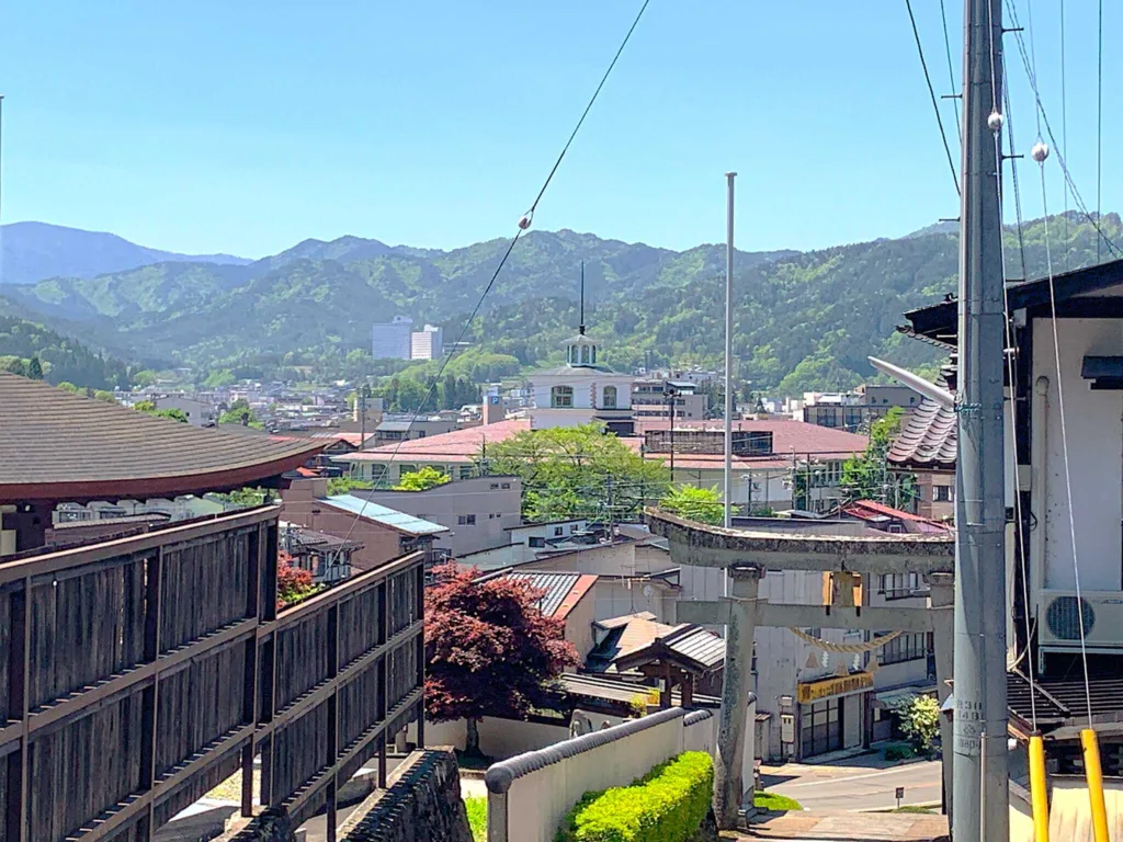 高山　白山神社からの帰りに見えた、特徴的な屋根(望楼？)