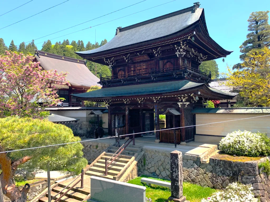 高山　大雄寺・山門(歩道橋から)