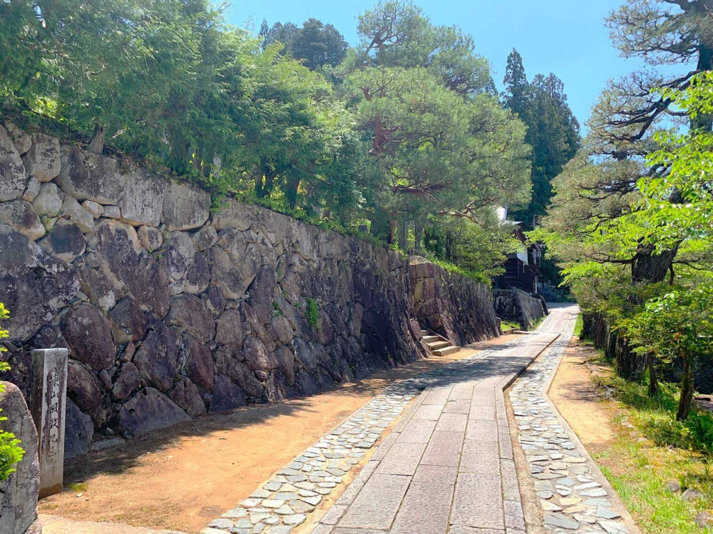高山　宗猷寺前の雰囲気の良い道