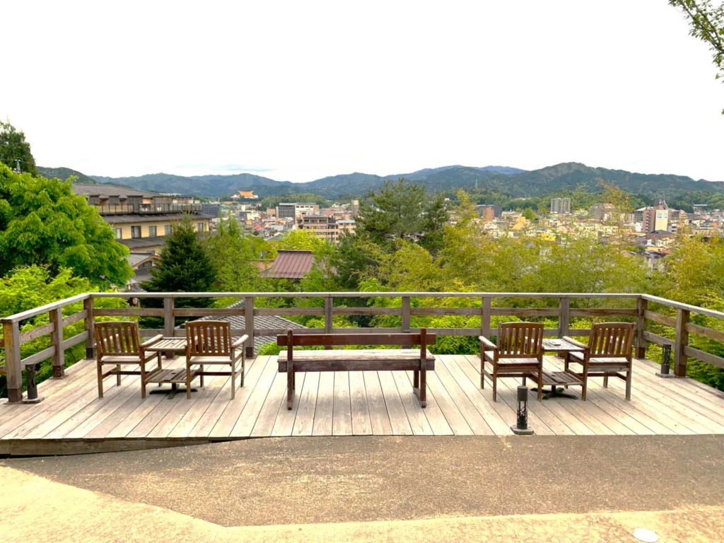 高山　二人静 白雲(エントランス前)