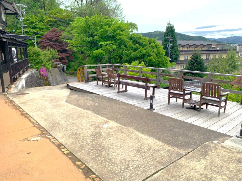 高山　二人静 白雲(道路からエントランスへの通路)