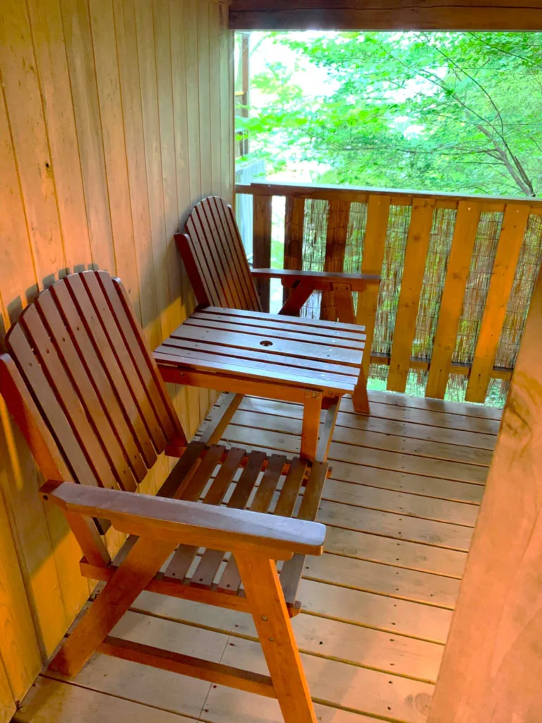 高山 二人静白雲(お世話になったお部屋の温泉露天風呂の奥には、休憩スペースがありました)