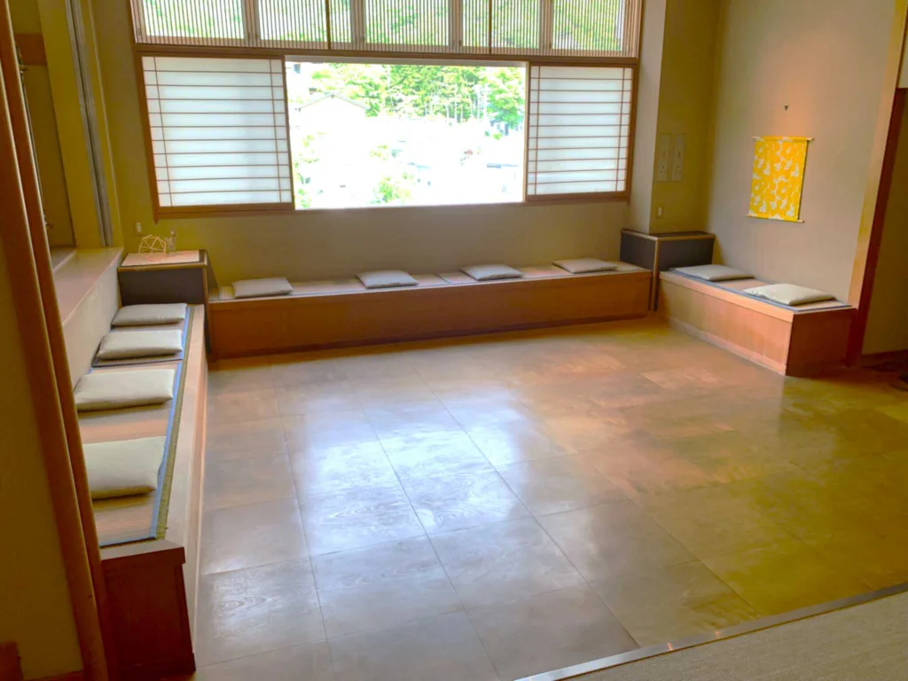 onsen hotel OMOTO @ 浅間温泉(松本) 大浴場・サウナ入口付近の休憩所
