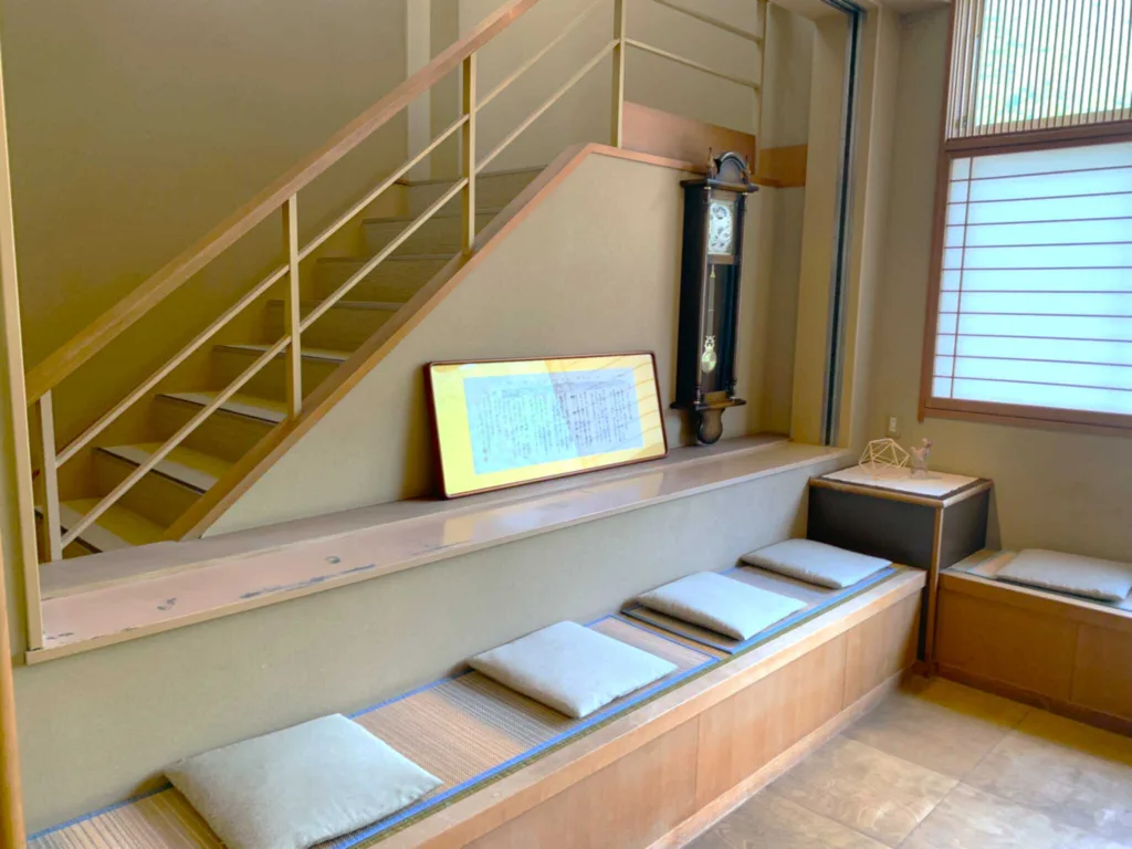 onsen hotel OMOTO @ 浅間温泉(松本) 大浴場・サウナ入口付近の休憩所