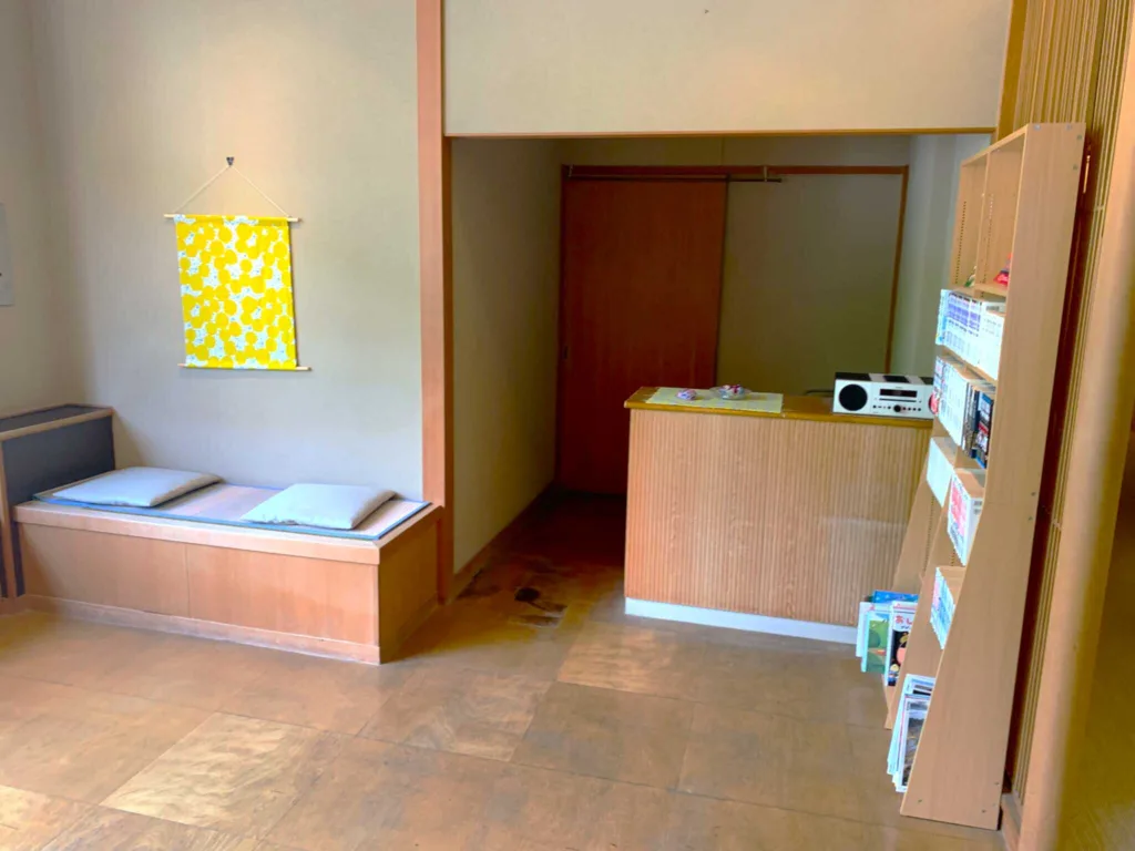 onsen hotel OMOTO @ 浅間温泉(松本) 大浴場・サウナ入口付近の休憩所