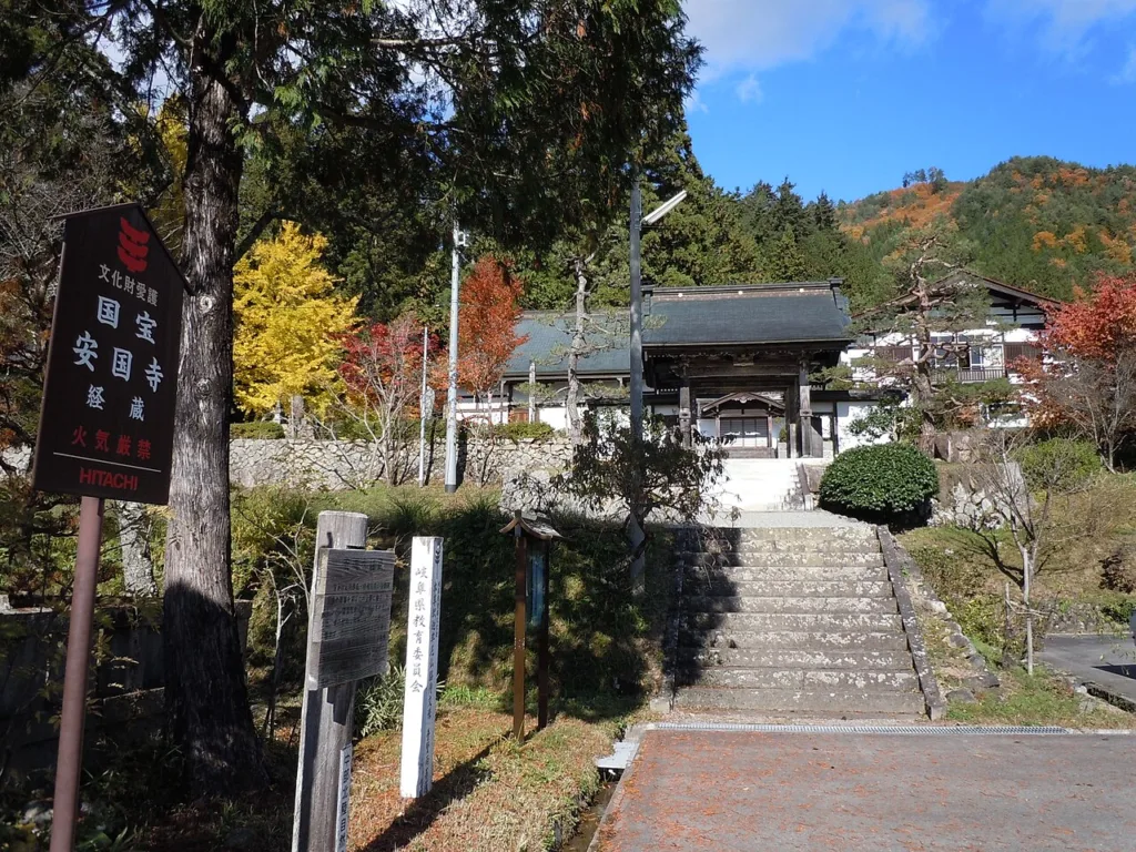 Wikipediaより(httpsja.wikipedia.orgwiki安国寺_(高山市))：飛騨安国寺 山門