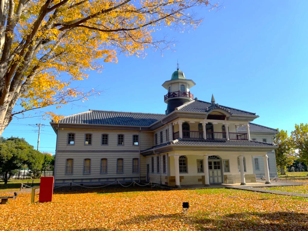 茨城県立歴史館の公園内にある旧水海道小学校本館