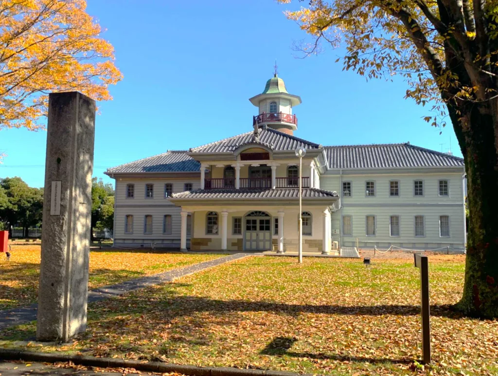茨城県立歴史館の公園内にある旧水海道小学校本館