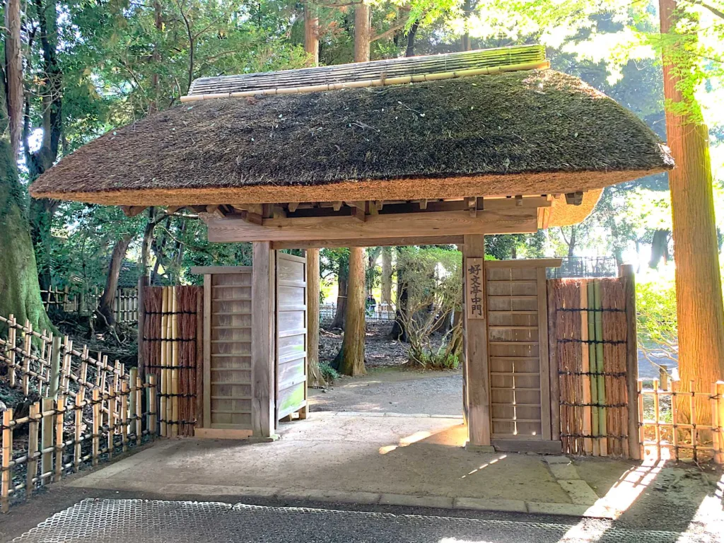 偕楽園 森の中にある好文亭中門:陰から陽の世界へ
