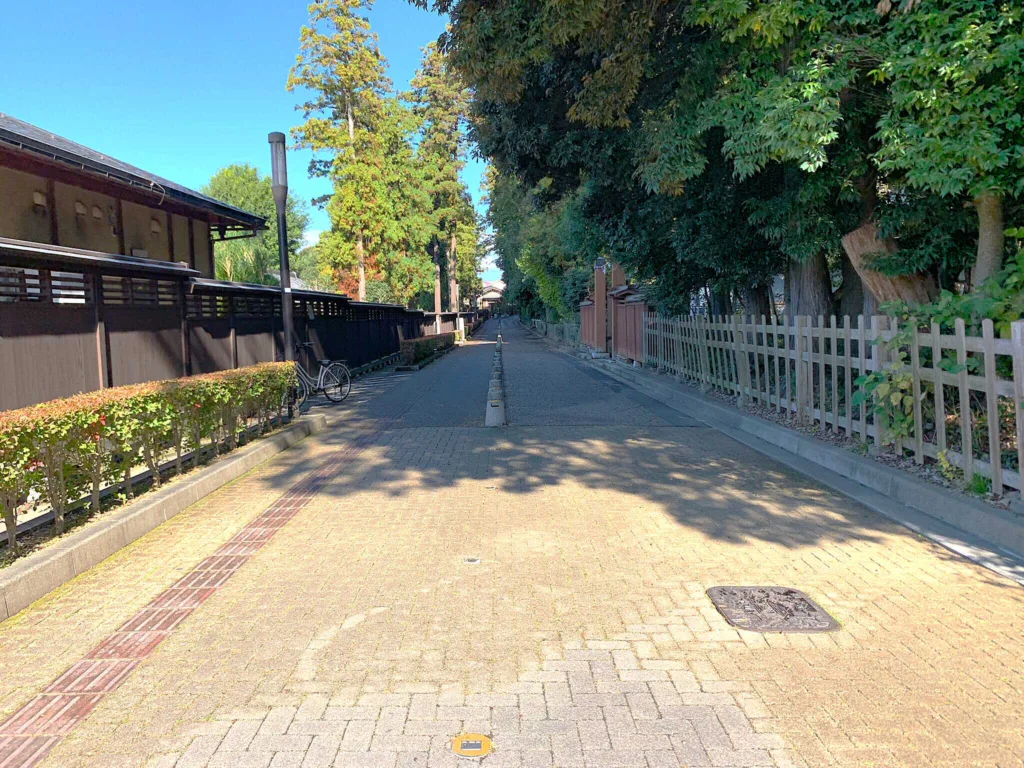 水戸偕楽園 東門外側の園路(北側の御成門へ)