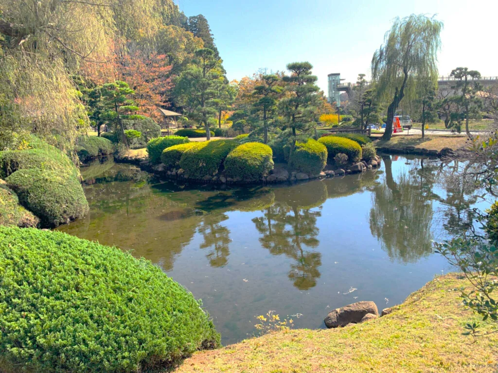水戸偕楽園 少し小さめ池泉の日本庭園