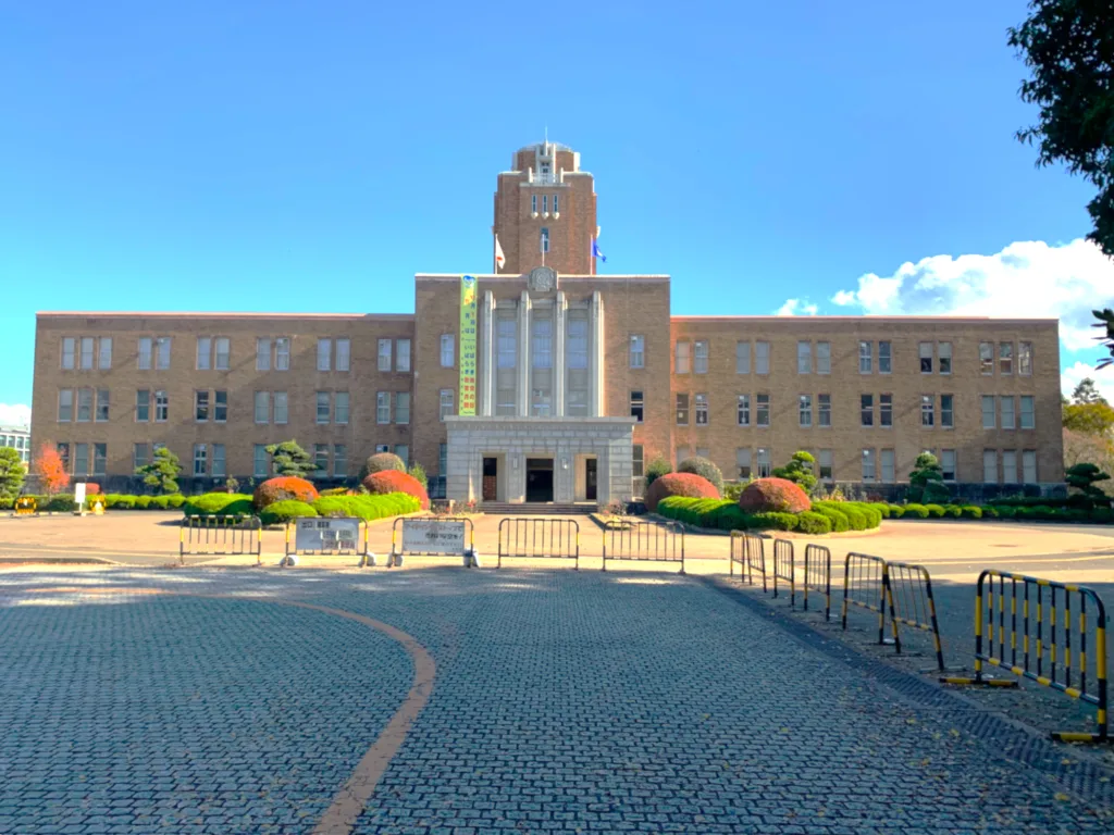 水戸城 三ノ丸空堀付近からの茨城県庁舎