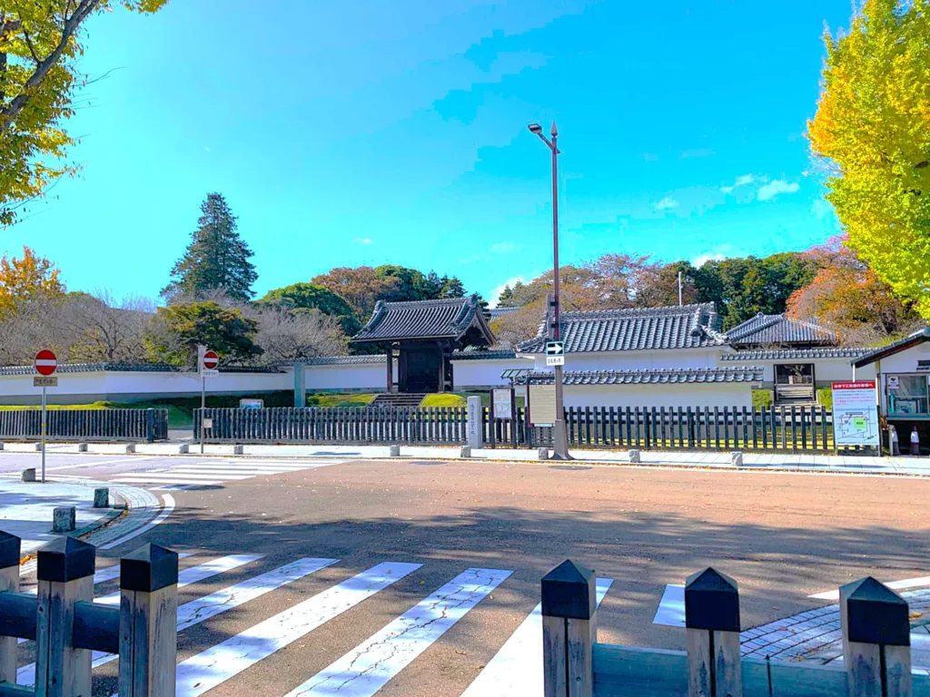 水戸城 弘道館と大手門の間にある交差点(奥は、弘道館正門)