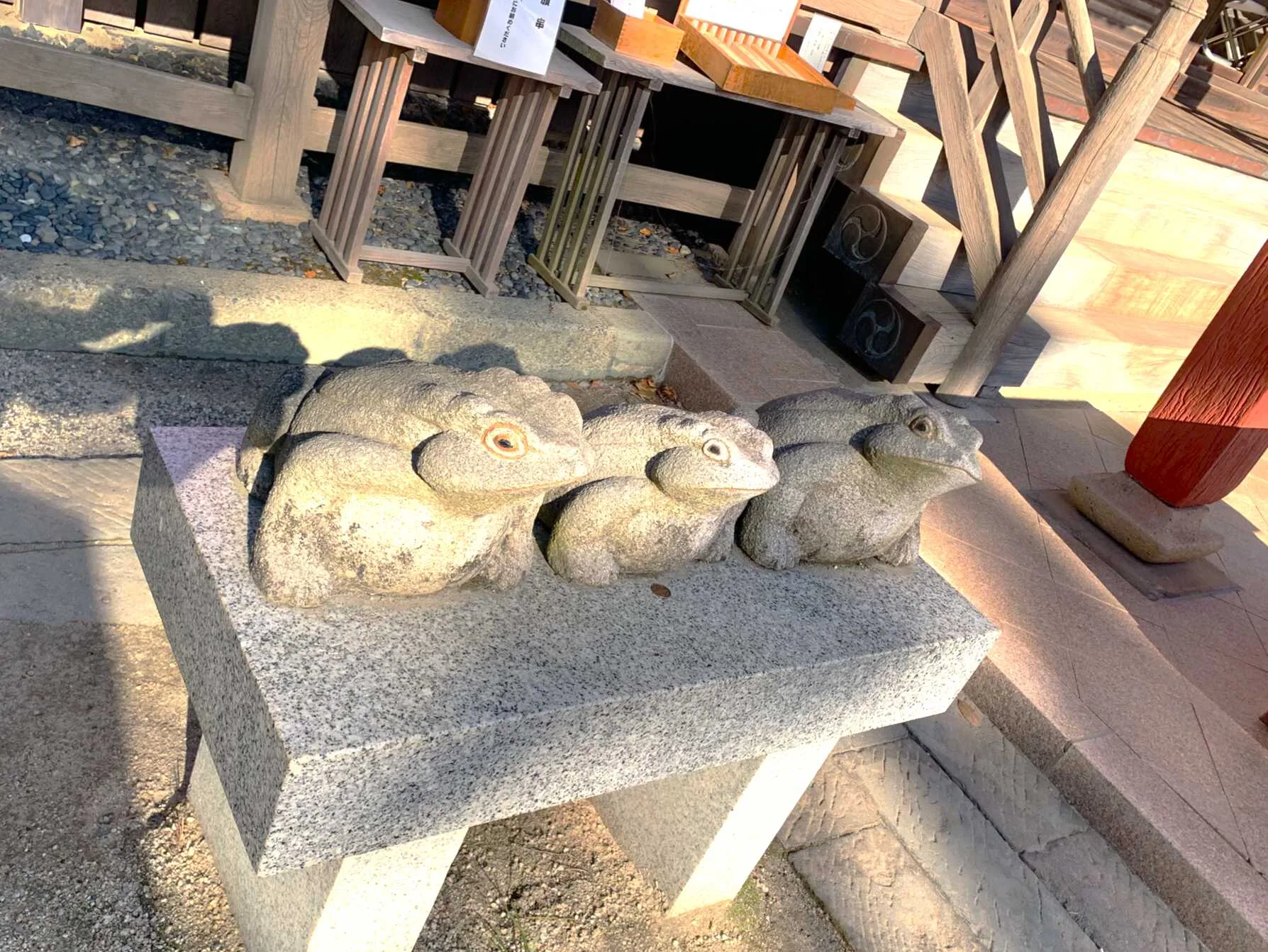 大洗磯前神社 拝殿向かって左脇の石蛙