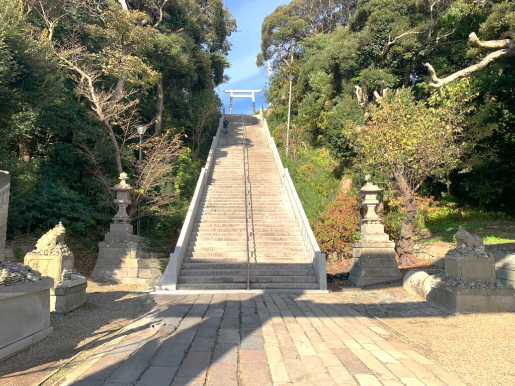 大洗磯前神社 二の鳥居から随身門前の鳥居(三の鳥居?)を望む
