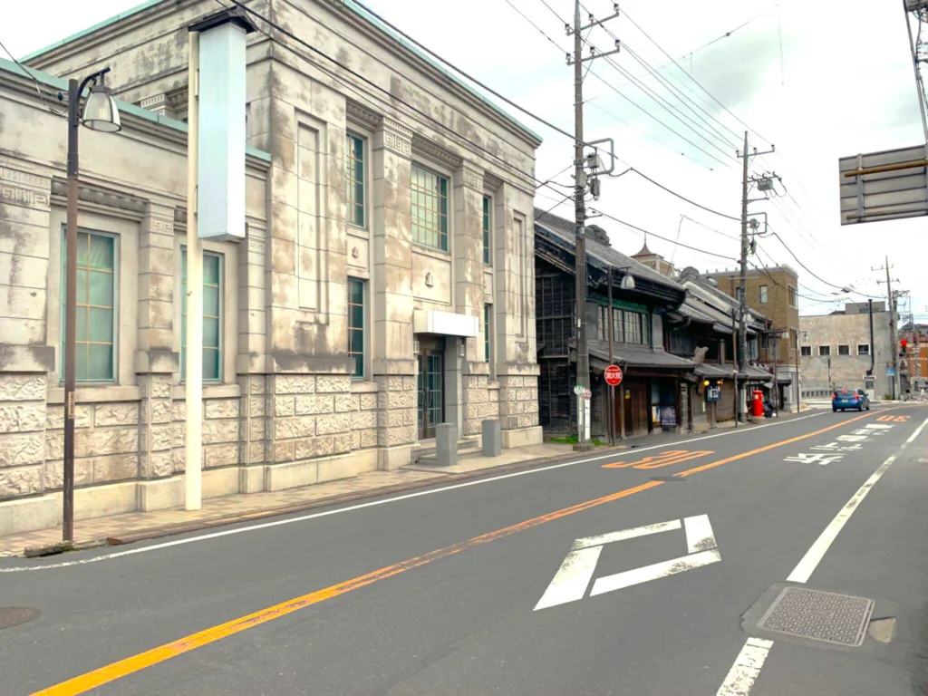 佐原の街並みの様子　旧千葉合同銀行佐原支店・福新呉服店・小堀屋本店店舗・正文堂書店店舗と続きます…