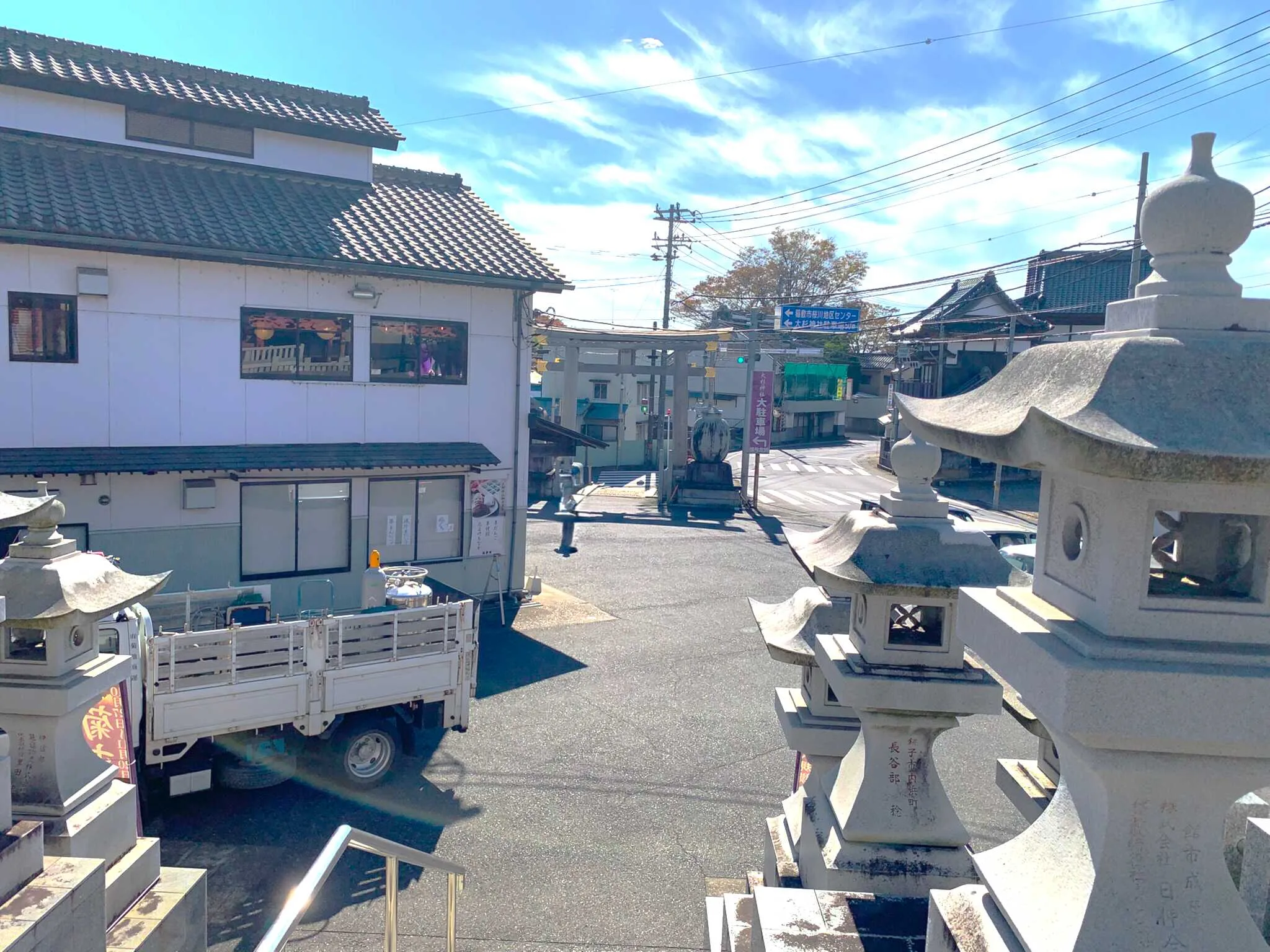 大杉神社 二の鳥居から一の鳥居方面