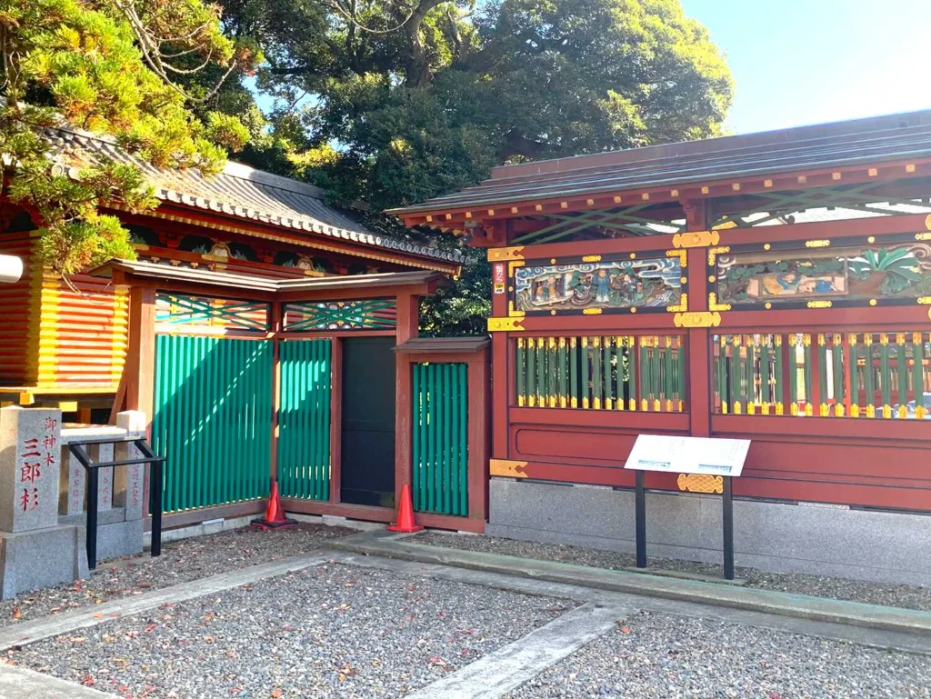 大杉神社 瑞垣⇒三郎杉