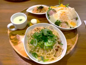 Kitchen おとわ　お料理・ハーフ＆ハーフワンプレート：あっさりパスタ/生ハムと二種のチーズサラダ