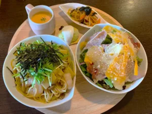 Kitchen おとわ　お料理・ハーフ＆ハーフワンプレート：あっさりパスタ/生ハムと二種のチーズサラダ(また別の日)