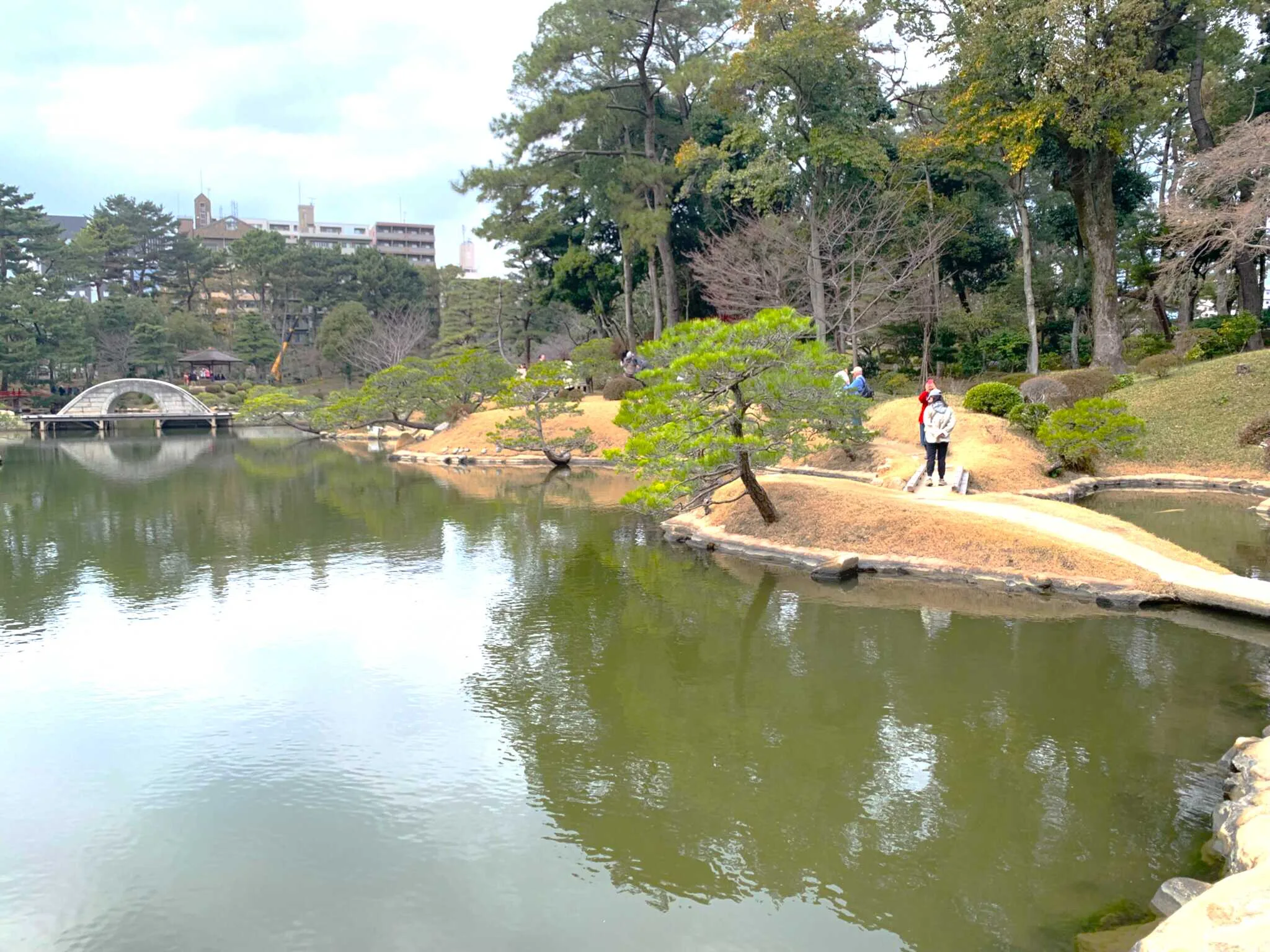 広島 縮景園 悠々亭の少し西側からの濯纓池